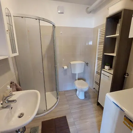 Suzy With Private Parking *