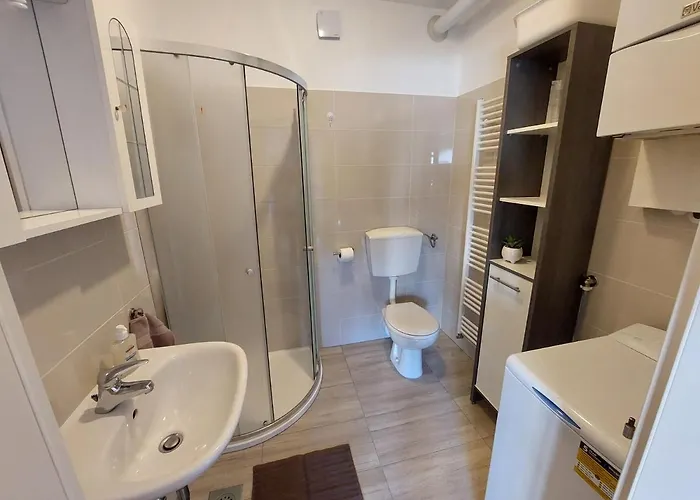 Suzy With Private Parking *