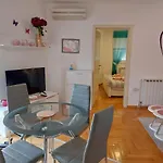 Suzy With Private Parking Apartman Pula