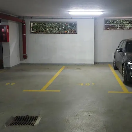 Suzy With Private Parking Апартаменты *