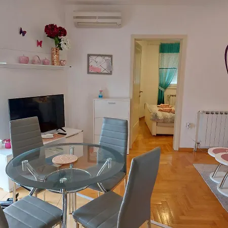 Suzy With Private Parking Apartament Pula